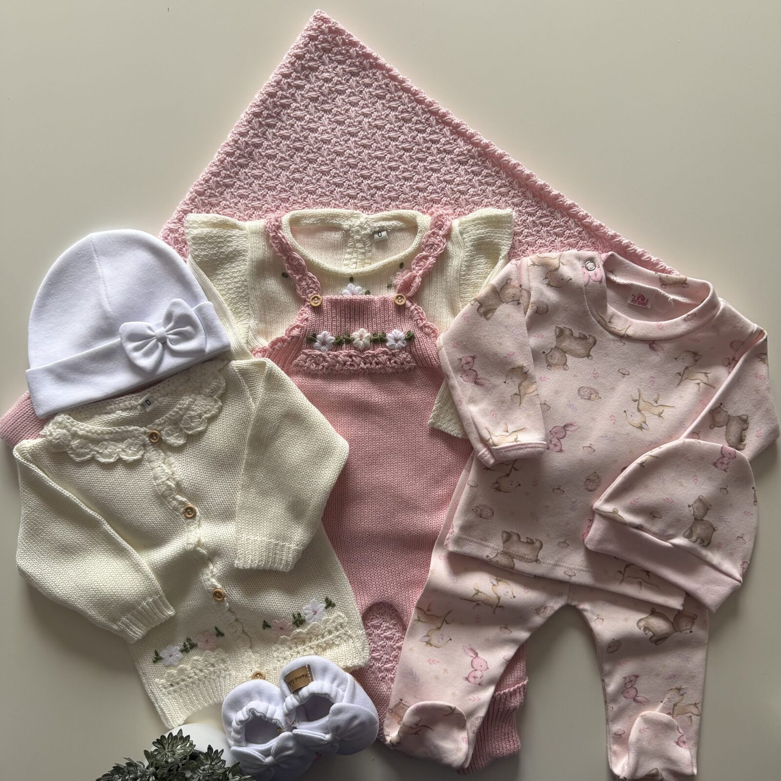 Enterito , saco y blusa de hilo algodón + bata , gorrita y pelele de algodón