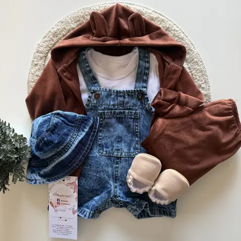 Camperita y pantalón de plush , body de algodón , enterito y gorra de jeans