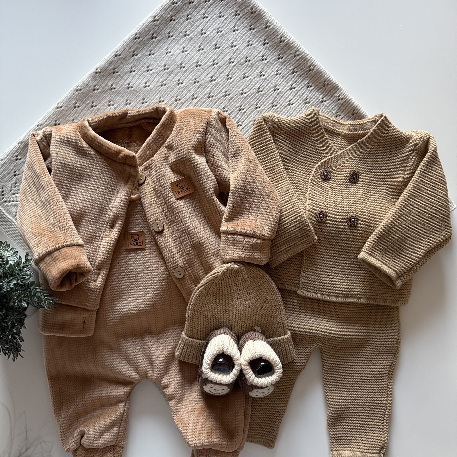 Enterito y Camperita de plush + saco , pantalón y gorrita en dralon
