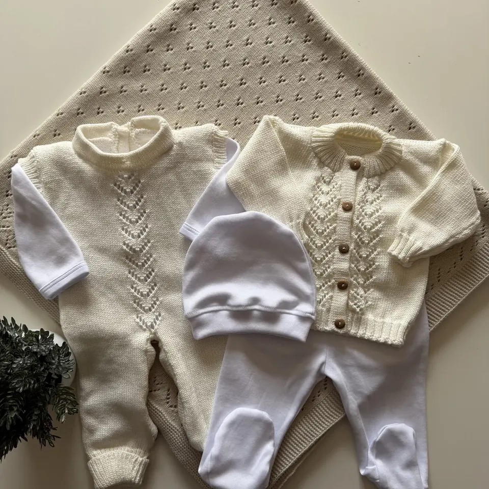 Enterito y saco hilo de algodón + bata , gorrita y pelele de algodón