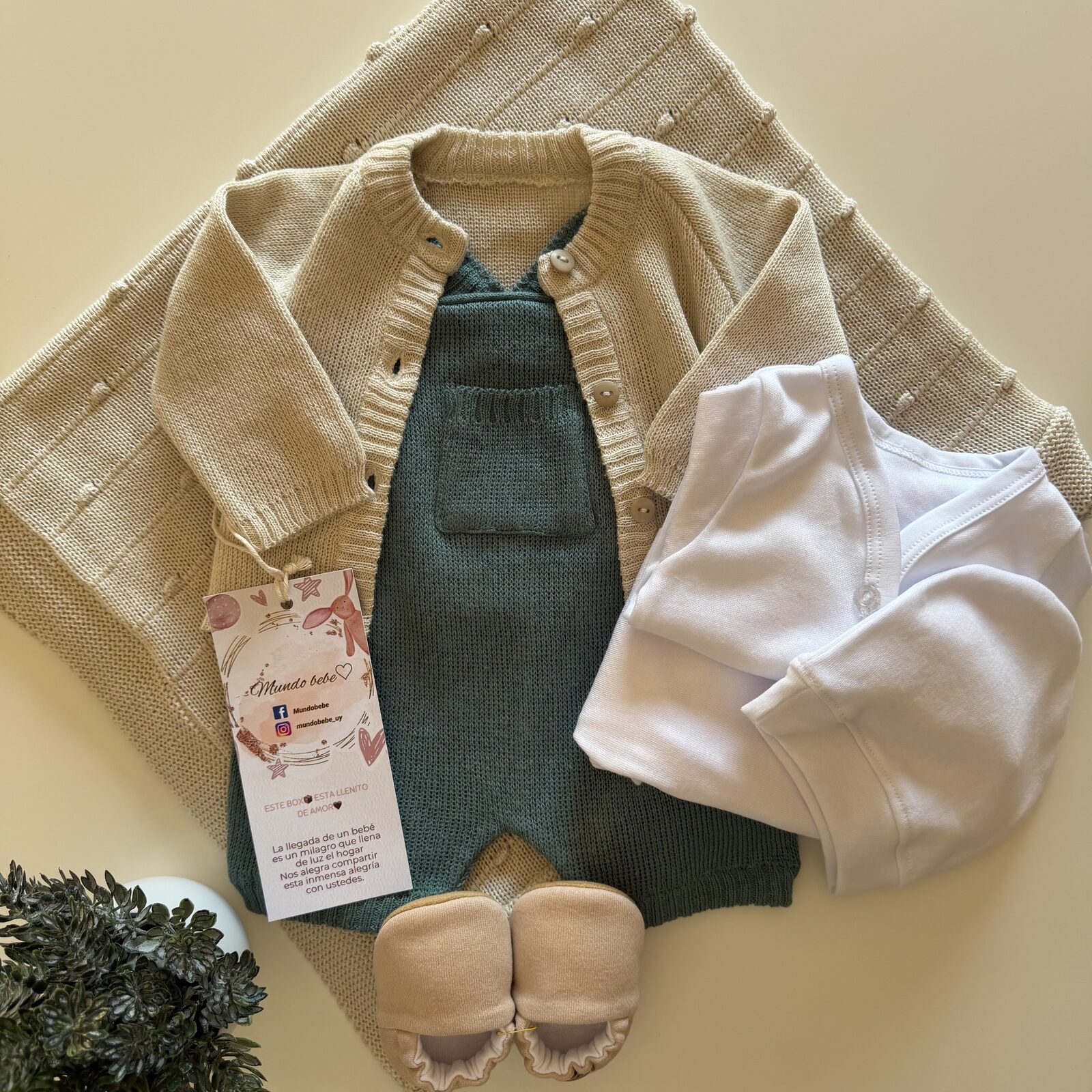 Saco y enterito de hilo algodón + bata , gorrita y pelele de algodón