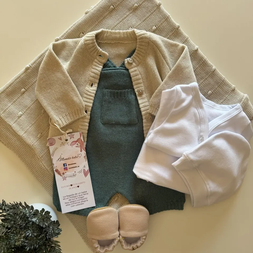 Saco y enterito de hilo algodón + bata , gorrita y pelele de algodón