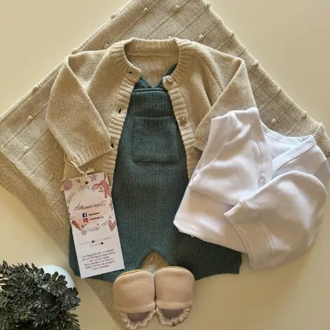 Saco y enterito de hilo algodón + bata , gorrita y pelele de algodón