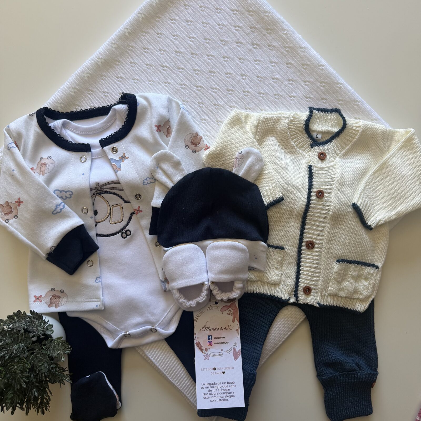 Saco , pantalón , body y gorrita de algodón + saco y pantalón de hilo algodón