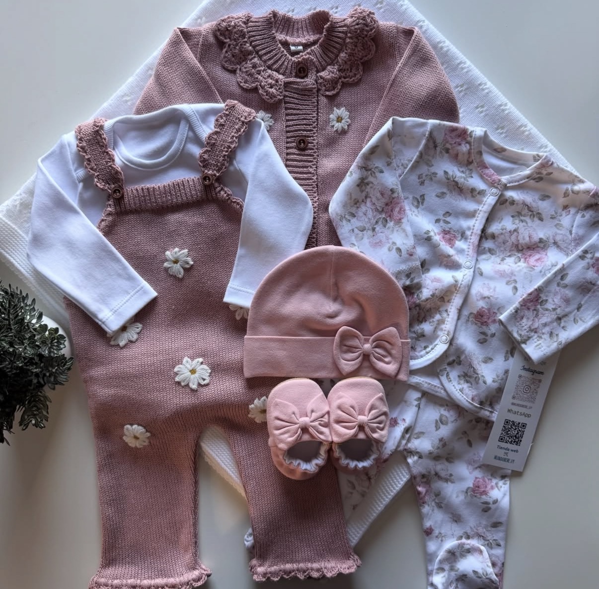 Saco y enterito de hilo algodón + body , bata y pelele de algodón