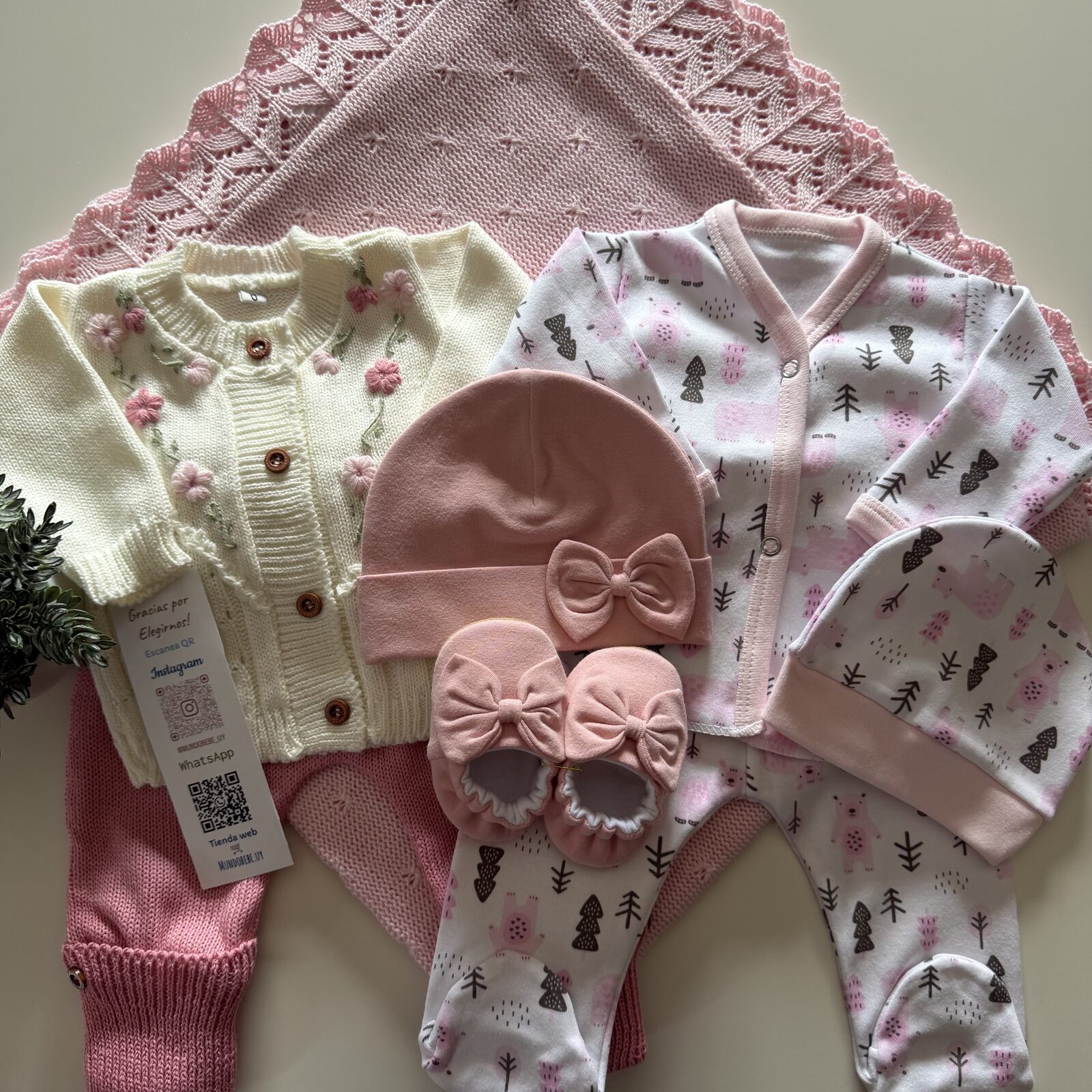 Saco y pantalón de hilo algodón + bata , gorrita y pelele de algodón