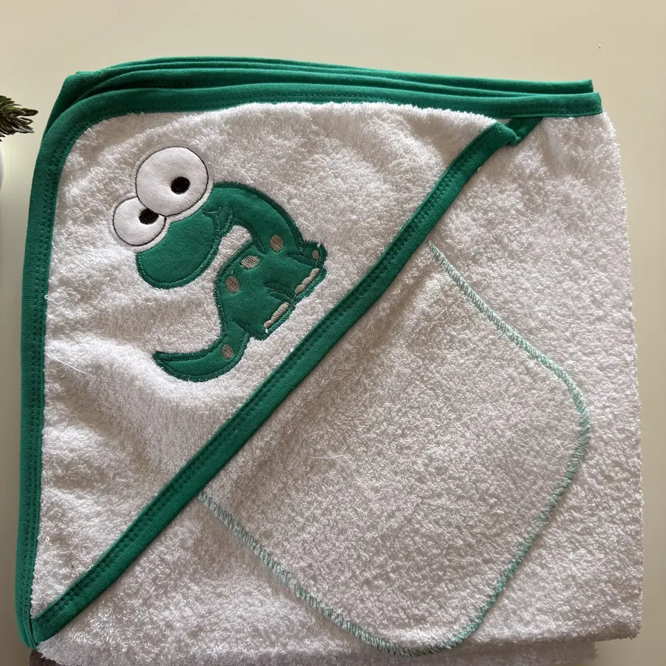 Toalla con capucha + toalla para babita