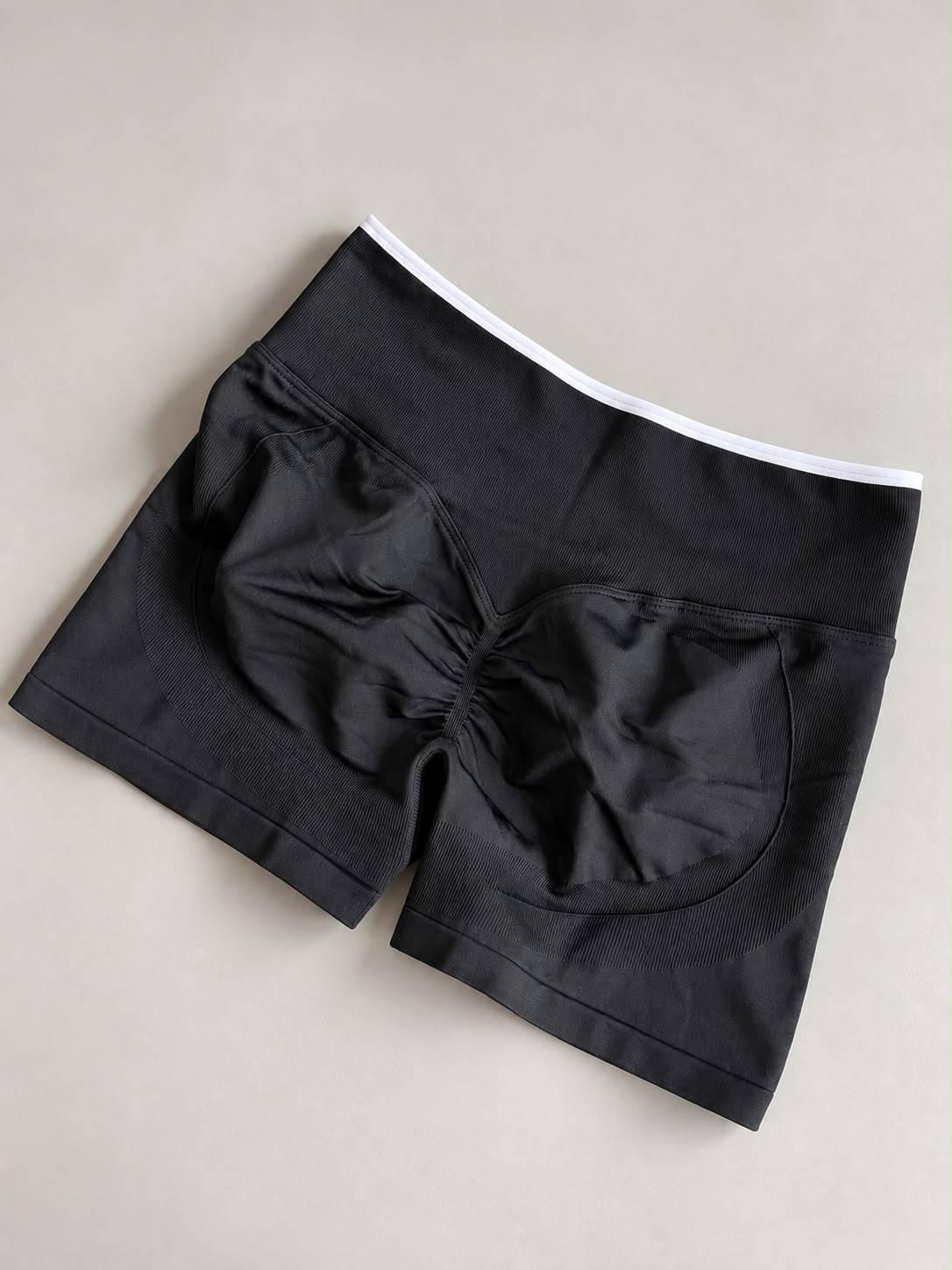 Short con vivos con levanta cola