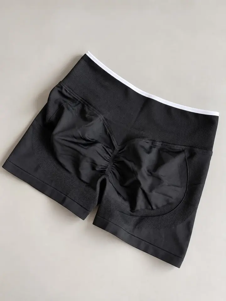 Short con vivos con levanta cola