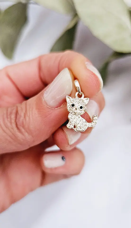 Dije Gatito con circonia.