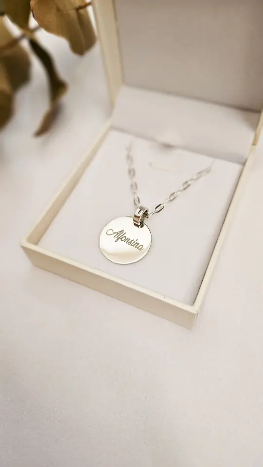 Cadena con medalla grabada