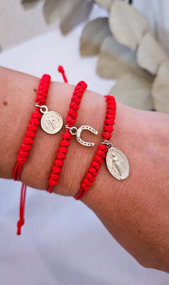 Pulsera protectora con medalla