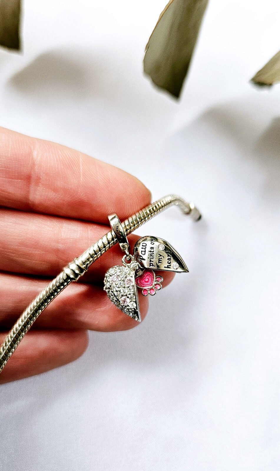 Charm relicario con huellita