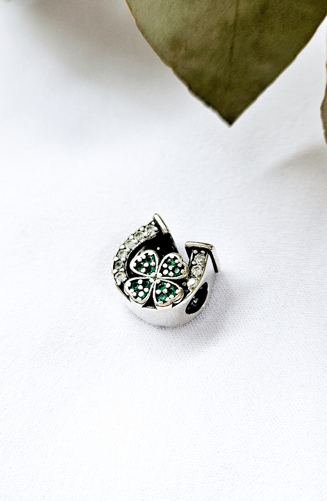 Charm Herradura con Trébol