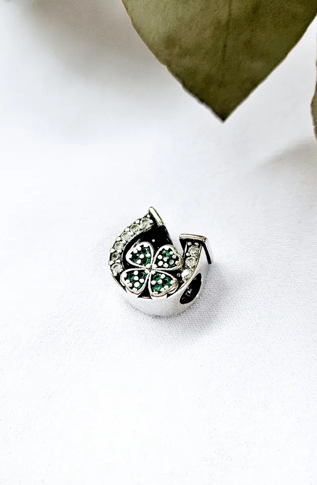 Charm Herradura con Trébol