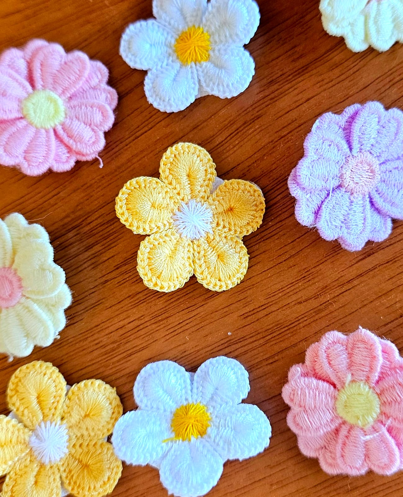 Par de Flores Boradas en Hilo