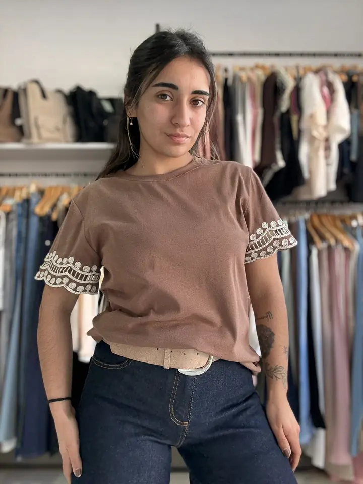 Remera BORDI camel