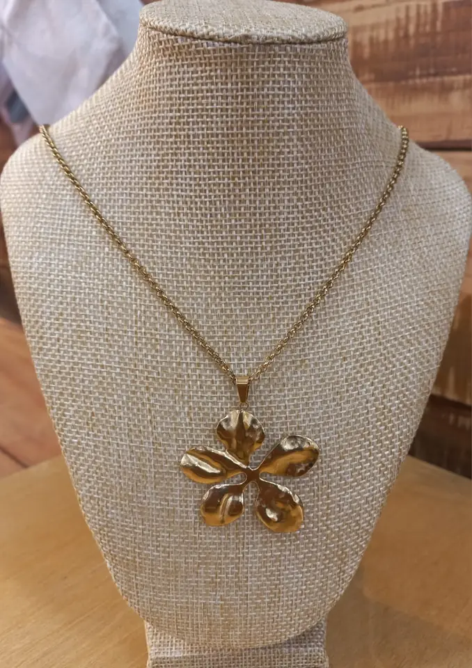 Cadena y dije forma de flor
