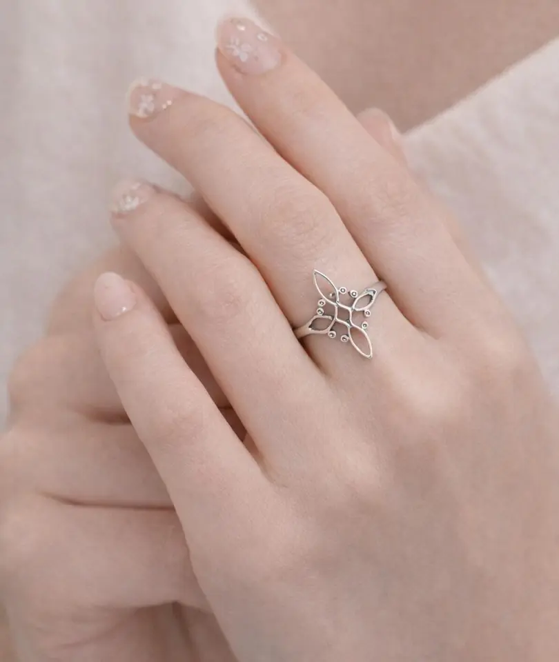 Anillo de acero nudo de bruja