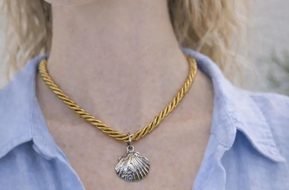 Collar de acero y dije concha de mar