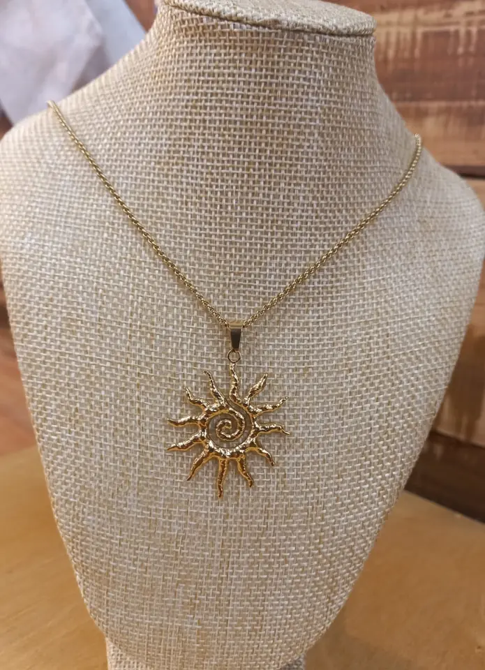 Cadena y dije forma de sol