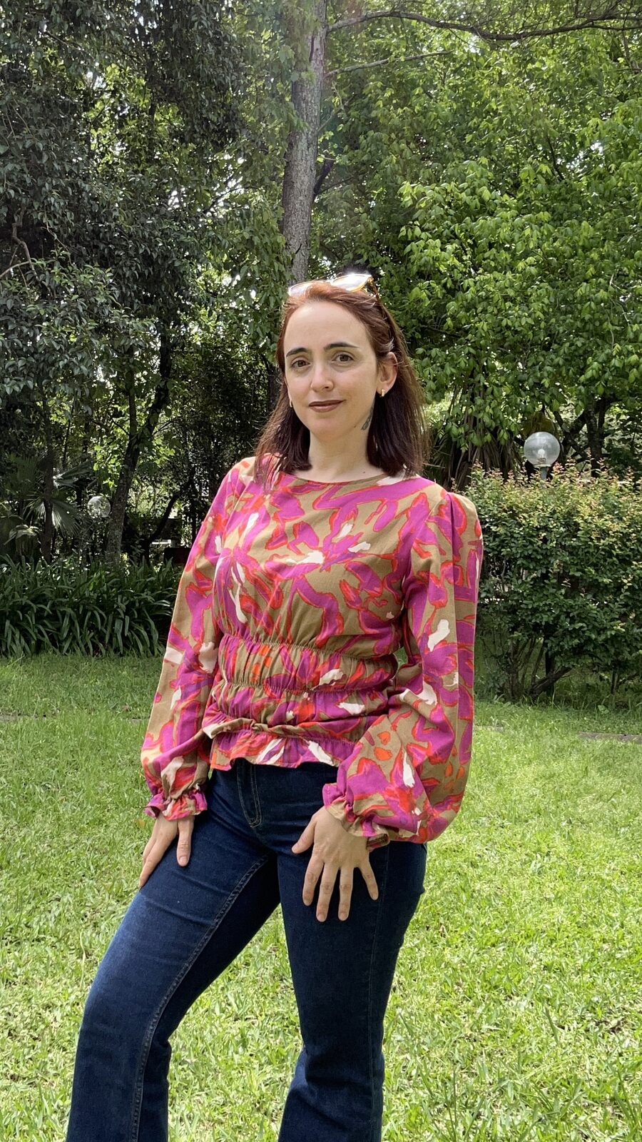 Blusa floral con mangas abullonadas