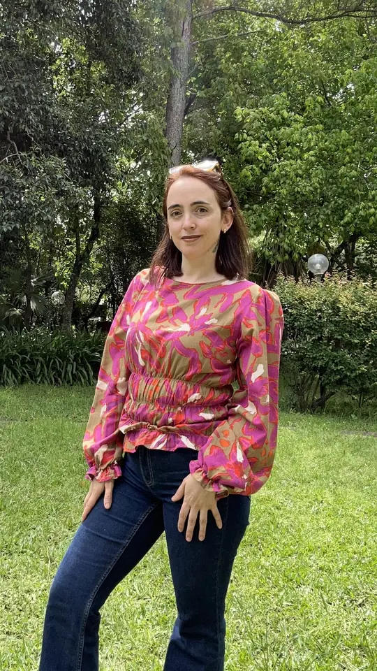 Blusa floral con mangas abullonadas