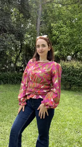 Blusa floral con mangas abullonadas