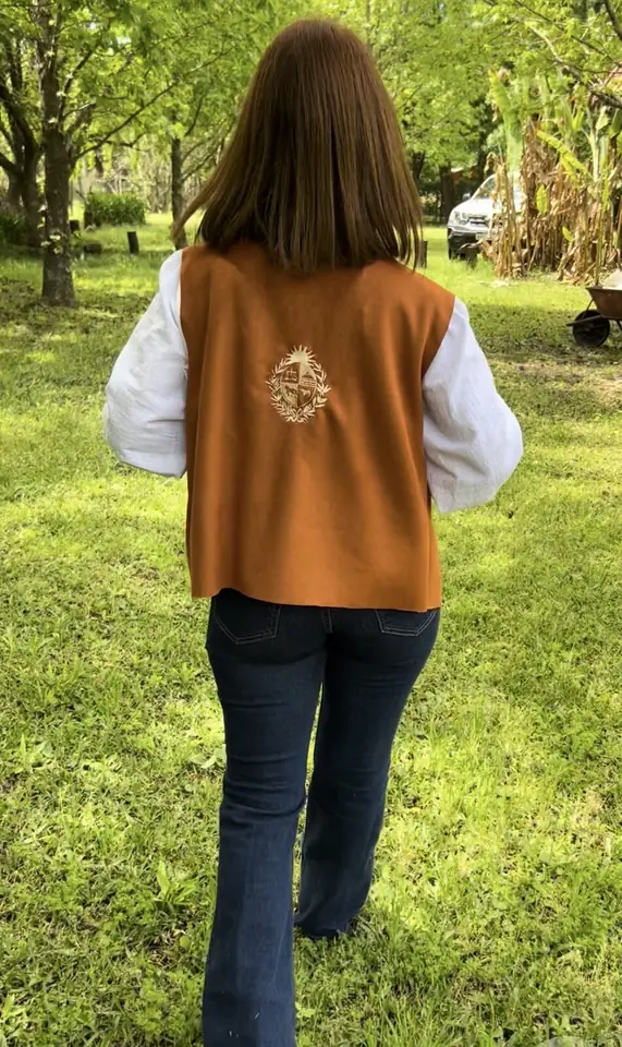 Chaleco de Gamuza con Bordado Escudo Nacional – Color Suela