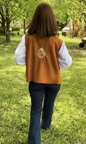 Chaleco de Gamuza con Bordado Escudo Nacional – Color Suela