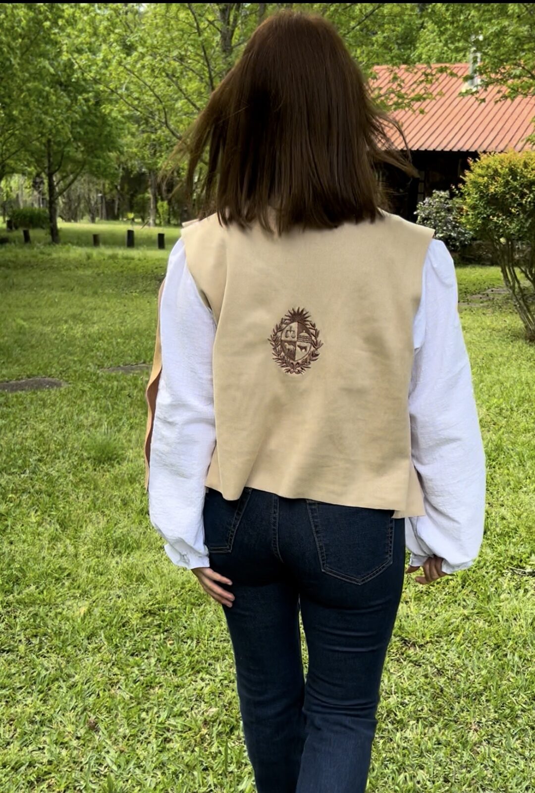 Chaleco de Gamuza con Bordado Escudo Nacional – Color Beige