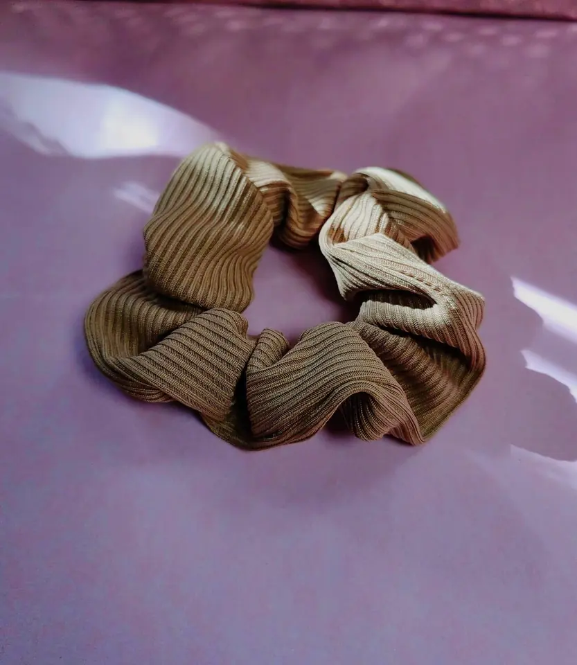 Scrunchie de Cabello Ribbed Golden Bronze — Colita de Tela Acanalada Bronce & Satinada