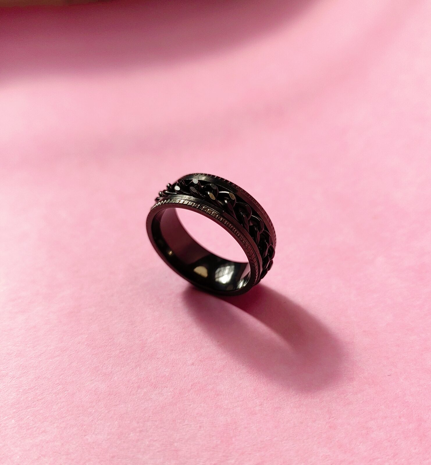 Anillo de Acero Negro con Cadena Giratoria — Estilo Spinner / Antiestrés