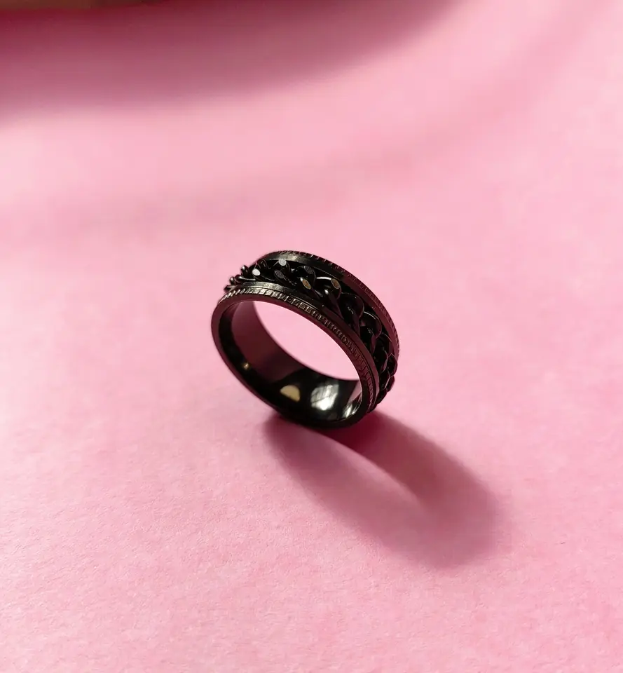 Anillo de Acero Negro con Cadena Giratoria — Estilo Spinner / Antiestrés