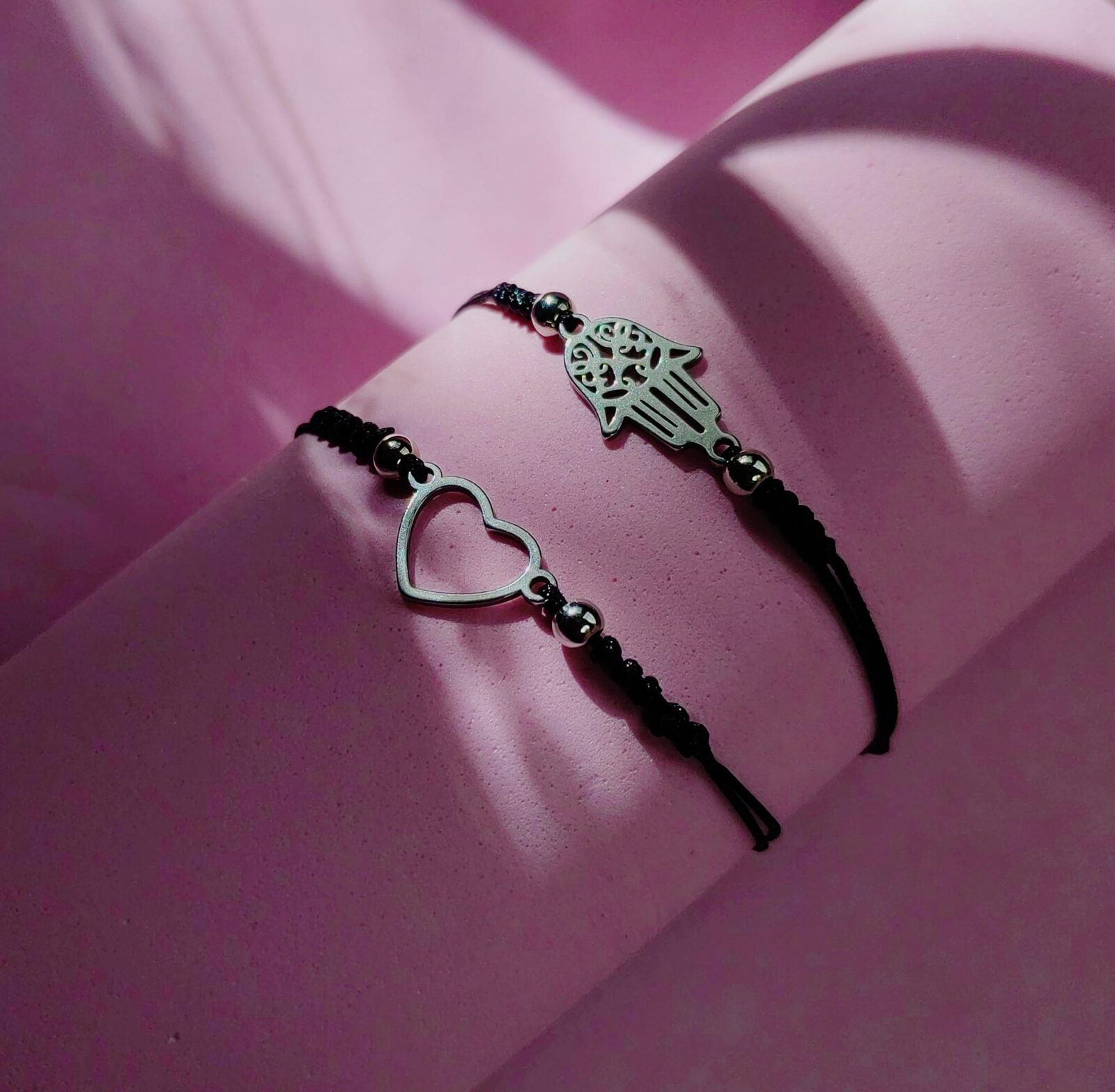 Set de Pulseras de Bijou Hamsa & Heart Protection — Hilo Negro, Mano de Fátima y Corazón Calado