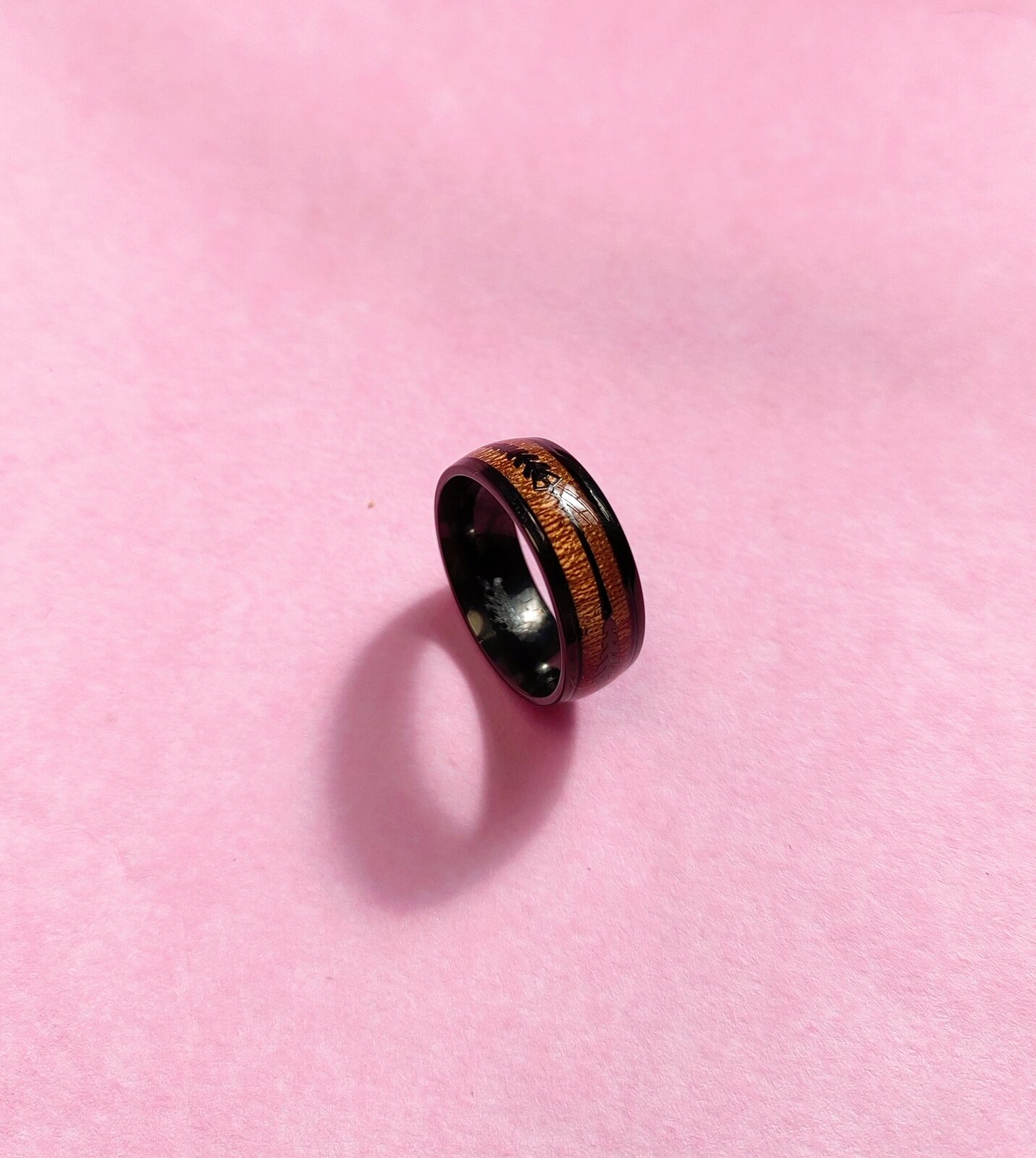 Anillo de Acero Negro con Incrustación Estilo Madera y Silueta de Bosque
