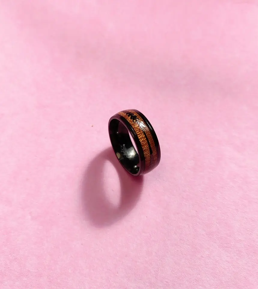 Anillo de Acero Negro con Incrustación Estilo Madera y Silueta de Bosque