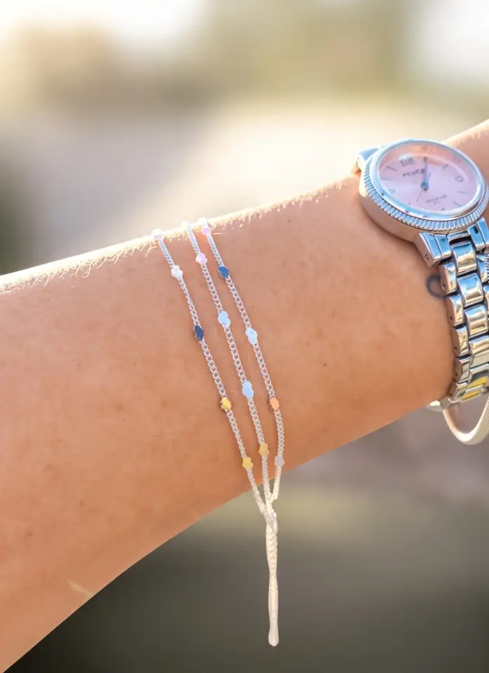 Pulsera Triple Hearts Light — Cadenas Finas enchapadas en Plata con Corazones Multicolores