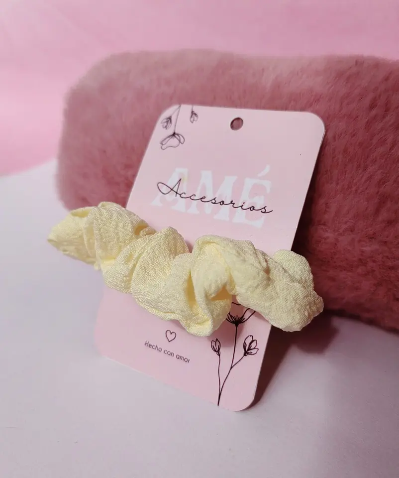 Scrunchie Mini Soft Yellow — Gomita de Cabello Amarillo Pastel Texturada