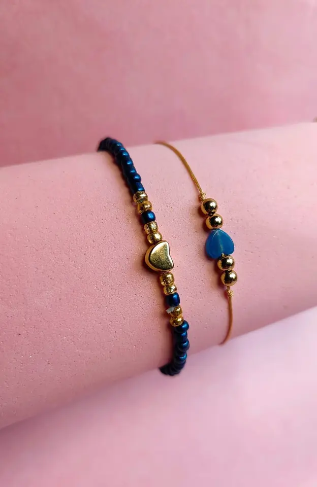 Set de Pulseras de Bijou Blue Ocean Heart — Hilo Dorado, Corazón Azul y Cuentas Metalizadas