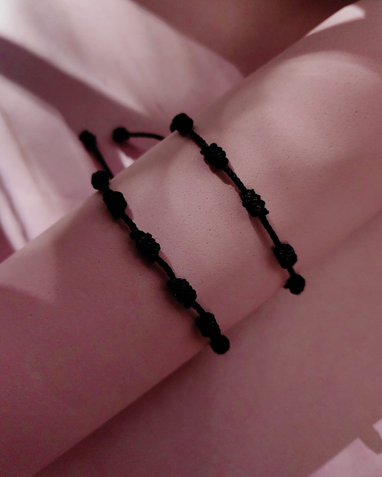 Set de Pulseras de Bijou Black Knots — Hilo Negro con 7 Nudos Franciscanos