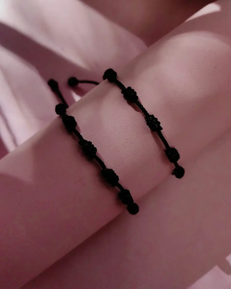 Set de Pulseras de Bijou Black Knots — Hilo Negro con 7 Nudos Franciscanos