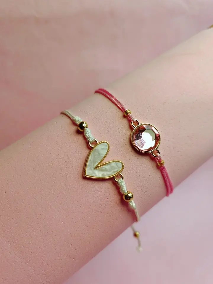 Set de Pulseras de Bijou Pink Glow & Cream Heart — Hilo Tejido, Corazón Nacarado y Cristal Rosa