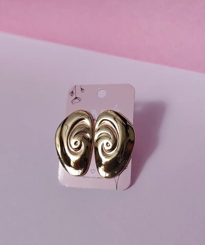 Aros Acero Dorado Golden Swirl Studs — Pendientes Esculturales