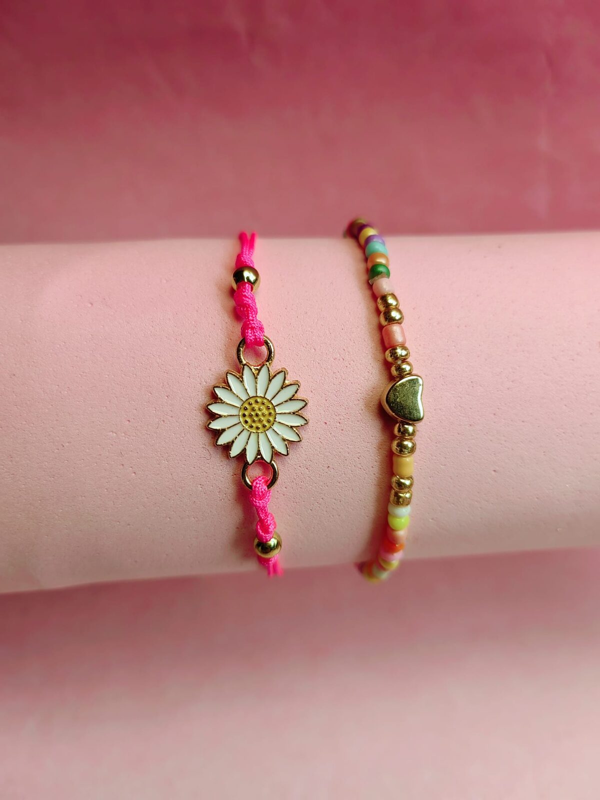 Set de Pulseras de Bijou Daisy Bloom — Hilo Fucsia, Margarita Esmaltada y Cuentas Multicolor