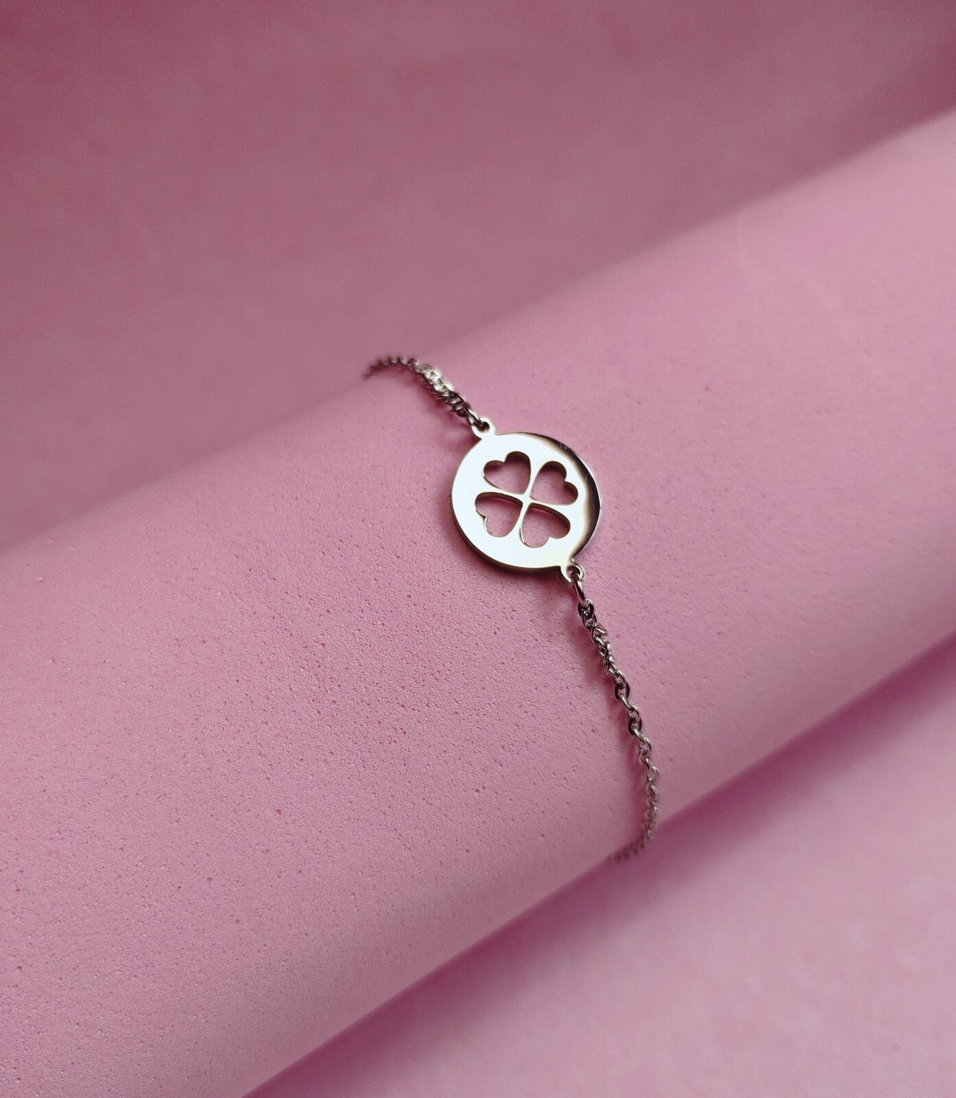 Pulsera de Acero Quirúrgico con Dije Trebol Calado en Medalla