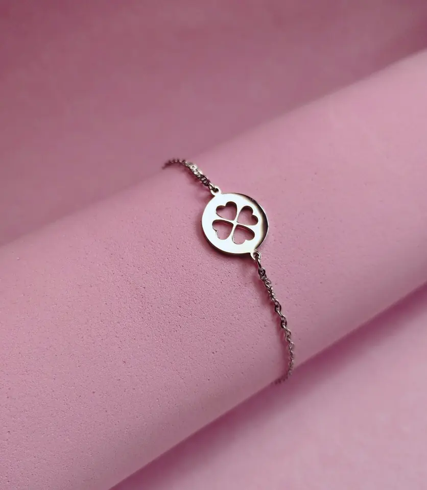 Pulsera de Acero Quirúrgico con Dije Trebol Calado en Medalla