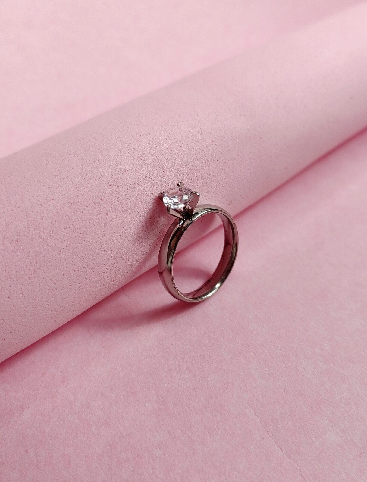 Anillo Solitario de Acero Quirúrgico con Circón Central — Estilo Cintillo