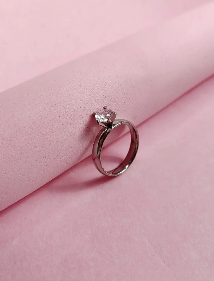 Anillo Solitario de Acero Quirúrgico con Circón Central — Estilo Cintillo