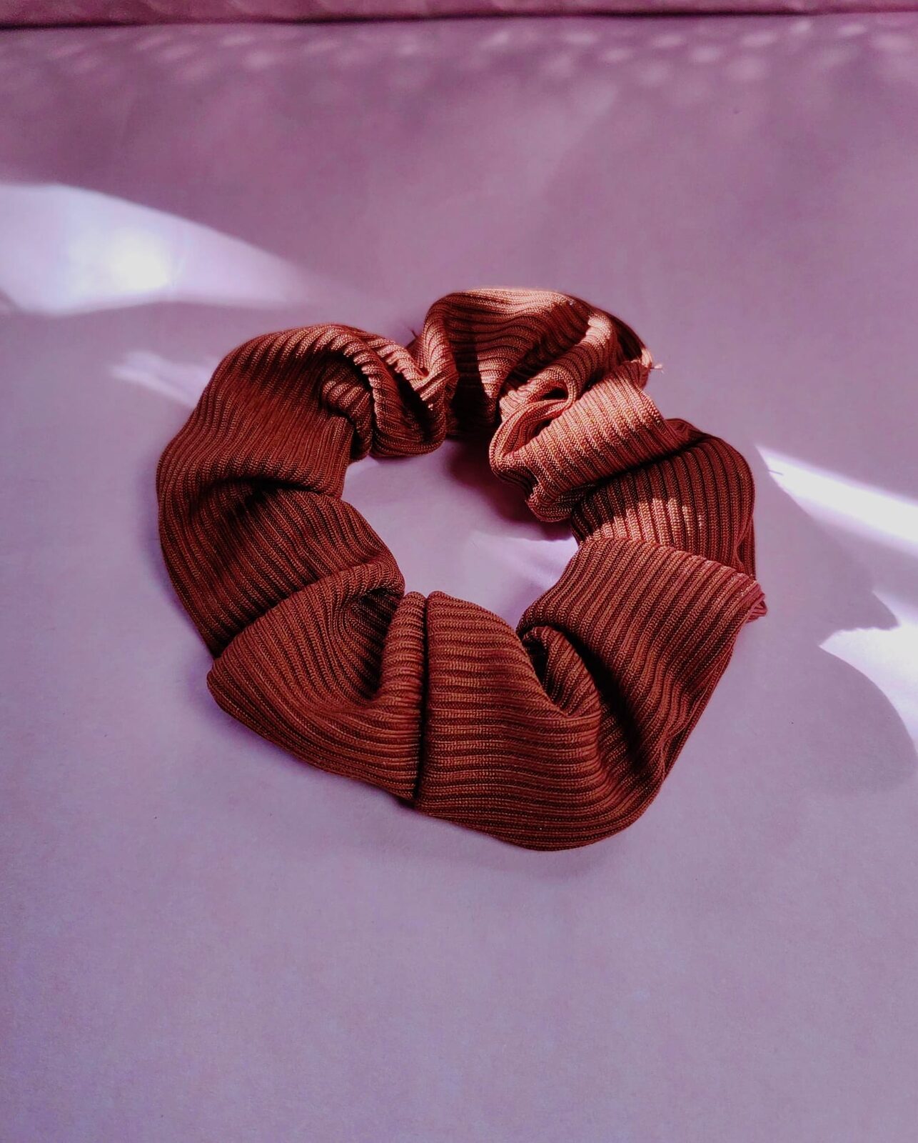 Scrunchie de Cabello Ribbed Terracotta — Colita de Tela Acanalada Terracota & Satinada